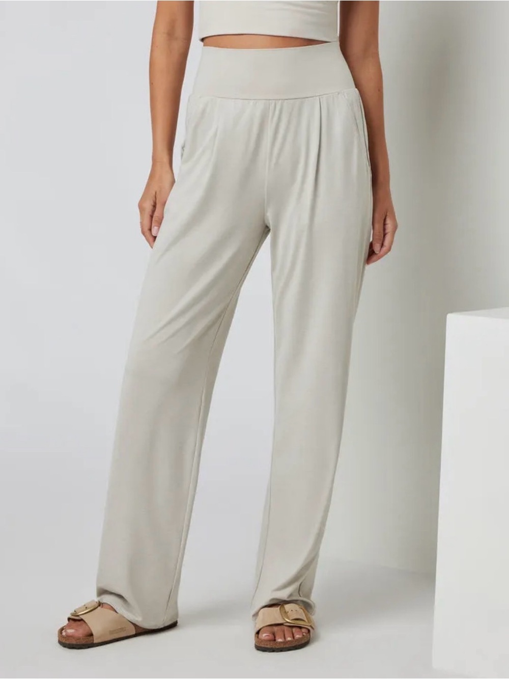 Vuori Women’s Pants – Lux At Ease Straight
Size Large